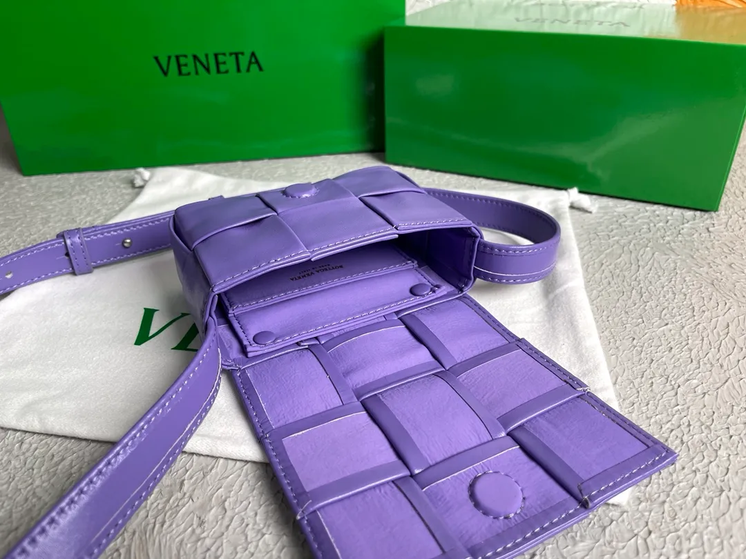Special price 400🉐️Bottega Veneta/Bottega Veneta 2021 new product CASSETTE woven cross-body shoulder bag BV bag, single internal zipper pocket, magnetic buckle opens and closes, the original oil-waxed cowhide may have texture derived from the original style of the leather, skin spots and other surface marks are normal, please do not worry. Style number: 6813#, color: lavender origin: Italy mini size: 13*9.5*5cm